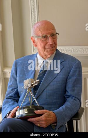 Sir Bobby Charlton, ex calciatore, che detiene il BBC Sports Personality of the Year Lifetime Achievement Award. Foto Stock