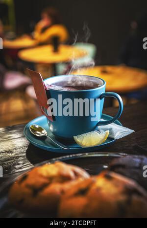 Tazza di tè blu e tè sul tavolo della caffetteria Foto Stock