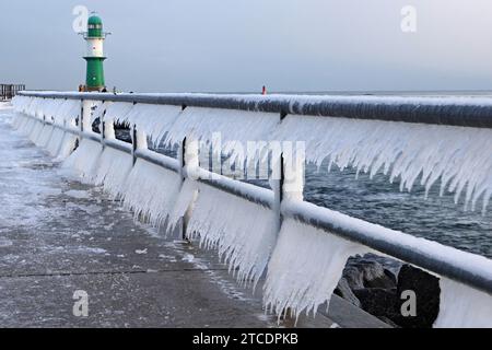 Ghiaccio sul molo occidentale, la luce del molo sullo sfondo, Germania, Meclemburgo-Pomerania occidentale, Rostock, Warnemuende Foto Stock