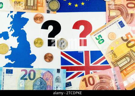 Bandiera dell'Unione europea, bandiera e mappa della Gran Bretagna con punti interrogativi, euro, Brexit Foto Stock