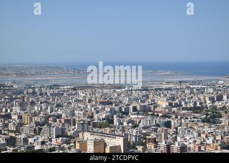 Vista panoramica delle saline a sud della città di Trapani, in Sicilia Foto Stock
