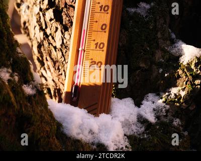 Un termometro per meteorologia mostra 0 gradi Celsius di bassa temperatura tra le celebrazioni natalizie di dicembre, la stagione invernale, la neve bianca, l'albero Foto Stock
