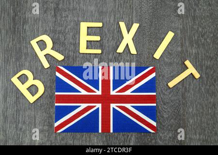 La parola Brexit con flag GB su sfondo grigio Foto Stock