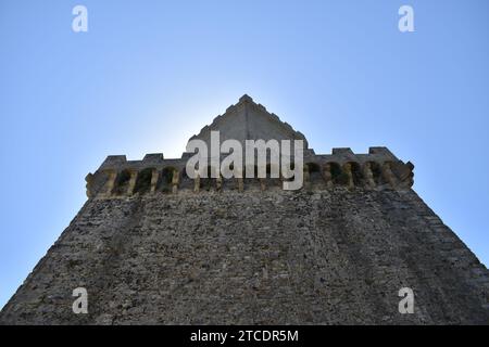 Torre in pietra del castello medievale di Venere sulla cima del monte Erice, vista dal basso Foto Stock