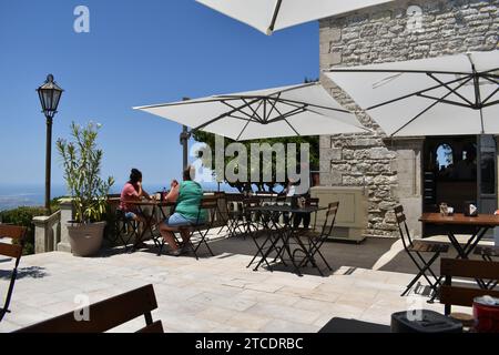 Due donne si godono un drink e una vista sulla provincia di Trapani presso il caffè del Balio, nel villaggio di Erice, in Sicilia Foto Stock