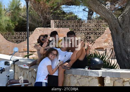 Un gruppo di adolescenti siciliani sorridenti mentre posa per una foto nel paese di Cortigliolo Foto Stock
