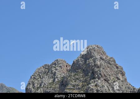 Parapendio che sorvola le vette del parco naturale dello Zingaro nella provincia siciliana di Trapani Foto Stock