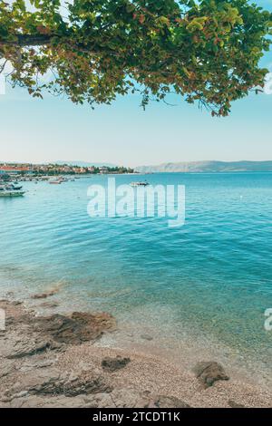 Splendida vista mattutina estiva di Selce, pittoresco villaggio nella baia del Quarnero sulla costa adriatica, attenzione selettiva Foto Stock