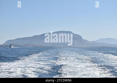 Acqua di mare bianca e spumeggiante sulla scia della barca che naviga lontano dal porto di Trapani Foto Stock