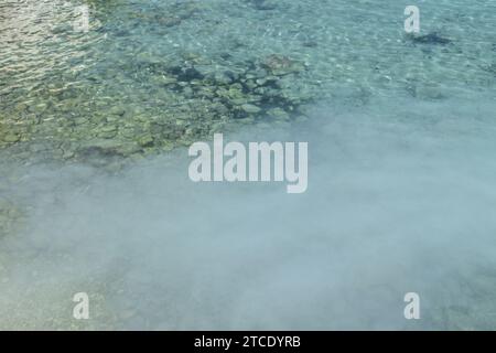 Sostanza bianca torbida in acqua azzurra pulita e poco profonda Foto Stock