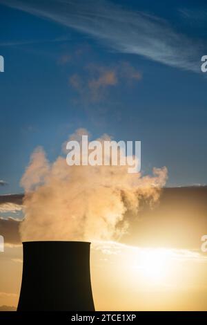 Tramonto alla centrale elettrica per lo sfruttamento di soffianti boraciferi per la produzione di energia elettrica in Toscana, Italia Foto Stock