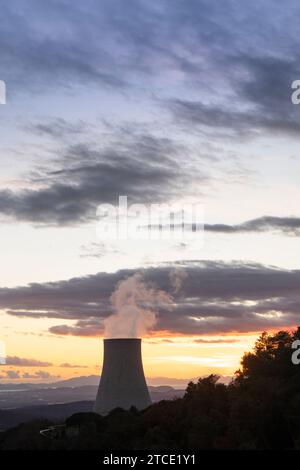 Tramonto alla centrale elettrica per lo sfruttamento di soffianti boraciferi per la produzione di energia elettrica in Toscana, Italia Foto Stock