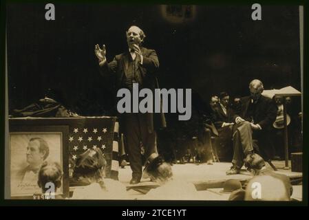 William Jennings Bryan e a piena lunghezza vista stando in piedi sul palco, erogazione di discorso di campagna, un altro uomo seduto alla parte posteriore dello stadio Foto Stock