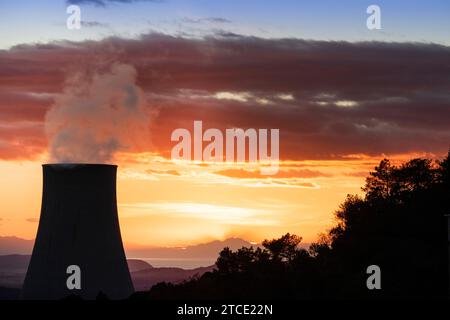 Tramonto alla centrale elettrica per lo sfruttamento di soffianti boraciferi per la produzione di energia elettrica in Toscana, Italia Foto Stock