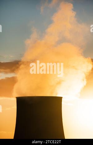 Tramonto alla centrale elettrica per lo sfruttamento di soffianti boraciferi per la produzione di energia elettrica in Toscana, Italia Foto Stock