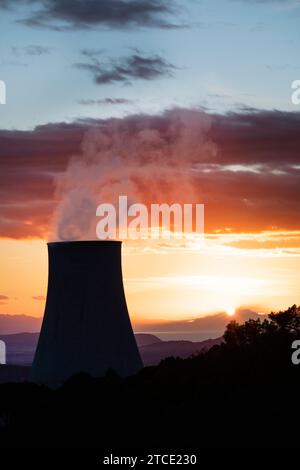 Tramonto alla centrale elettrica per lo sfruttamento di soffianti boraciferi per la produzione di energia elettrica in Toscana, Italia Foto Stock