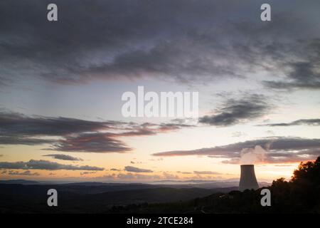 Tramonto alla centrale elettrica per lo sfruttamento di soffianti boraciferi per la produzione di energia elettrica in Toscana, Italia Foto Stock