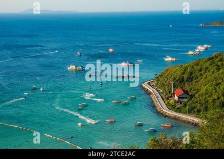 Ottima vista dal punto più alto. Punto panoramico ad alto angolo sull'isola di Koh LAN, Pattaya, Thailandia. Vista aerea sulla comunità e sulla spiaggia Foto Stock