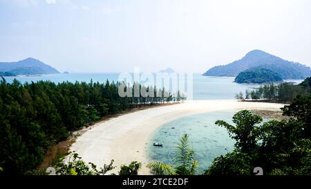 Vista panoramica di Ao Khao Kwai (Baia di Buffalo), Ko Kam Tok, Isole Kham, Ranong, Thailandia. Vista sull'isola tropicale sul mare. Splendido turchese Foto Stock