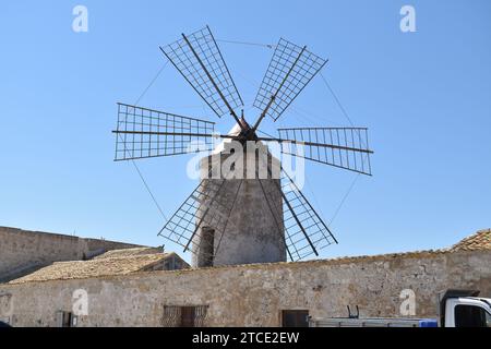 Struttura in legno di mulino a vento su torre in pietra presso il Museo del sale nella riserva naturale delle Saline di Trapani a Culcasi, in Sicilia Foto Stock