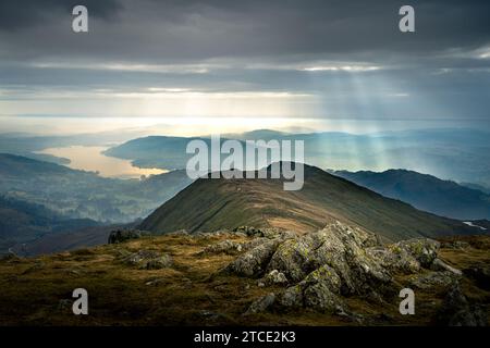 Vista da Heron Pike lungo la cresta verso NAB Scar e Windermere Foto Stock