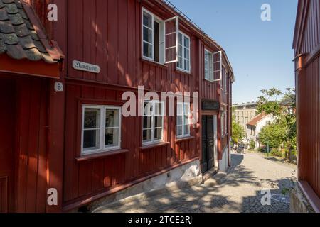 Tradizionali case in legno di colore freddo che fiancheggiano Damstredet a Oslo Foto Stock
