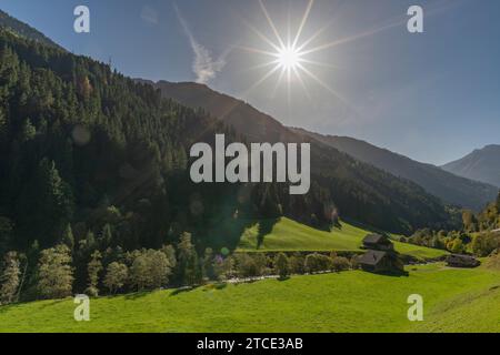 Villaggio rurale con fattorie alpine, comune di Brandberg, Valle Zillergrund, Alpi dello Zillertal, Tirolo, Austria Foto Stock