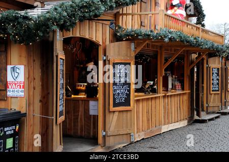 Copenaghen, Danimarca /12 dicembre 2023/.visitatori al mercatino di natale nel centro città e cibo vino di natale tedesco bevande e babbo natale e altri prodotti di natale nel mercatino di natale della capitale. (Foto: Francis Joseph Dean/Dean Pictures) Foto Stock