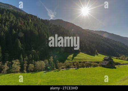 Villaggio rurale con fattorie alpine, comune di Brandberg, Valle Zillergrund, Alpi dello Zillertal, Tirolo, Austria Foto Stock