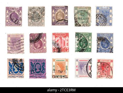 Una serie di francobolli d'epoca da Hong Kong con vari monarchi britannici isolati su uno sfondo bianco. Foto Stock