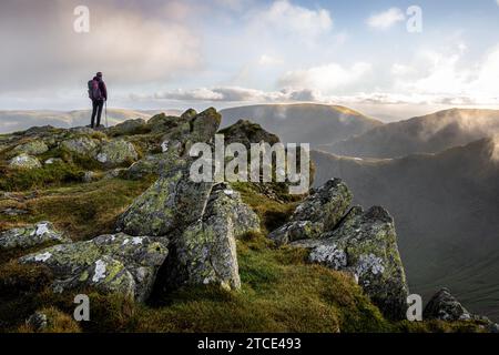 Il solitario escursionista d'inverno ammira la vista dalla cima di Kidsty Pike, Lake District Foto Stock