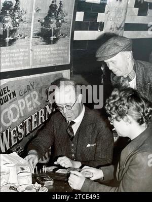 I LONDINESI DEL LONDON BLITZ giocano a culla mentre si rifugiano in una delle stazioni della metropolitana durante il Blitz del 1940. La didascalia originale li identifica come Mr e Mrs Groves di Islington. Foto Stock