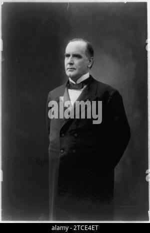 William McKinley, mezza lunghezza ritratto, in piedi, rivolto verso sinistra Foto Stock