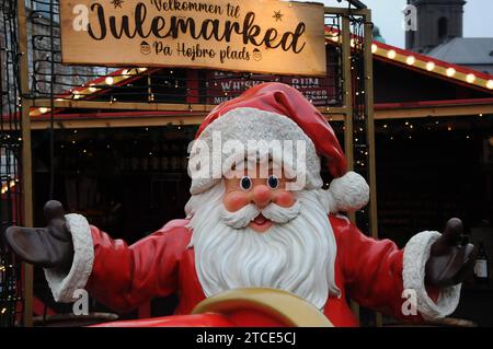 Copenaghen, Danimarca /12 dicembre 2023/.visitatori al mercatino di natale nel centro città e cibo vino di natale tedesco bevande e babbo natale e altri prodotti di natale nel mercatino di natale della capitale. Foto: Francis Joseph Dean/Dean Pictures Foto Stock