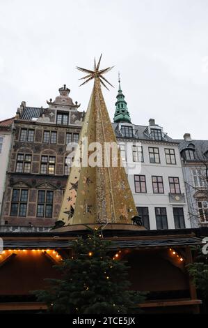 Copenaghen, Danimarca /12 dicembre 2023/.visitatori al mercatino di natale nel centro città e cibo vino di natale tedesco bevande e babbo natale e altri prodotti di natale nel mercatino di natale della capitale. Foto: Francis Joseph Dean/Dean Pictures Foto Stock