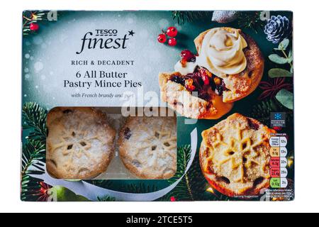 Scatola di 6 mince Pies di pasticceria al burro più pregiata del Tesco, con brandy francese e porto isolato su sfondo bianco Foto Stock