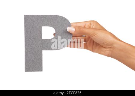 Mani, font e lettera maiuscola P in studio isolati su uno spazio di mockup su sfondo bianco. Dita, alfabeto e primo piano del segno per refusi, comunicazione Foto Stock