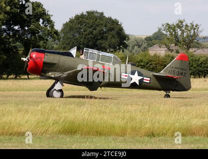 Un AT-6G Texan nordamericano che opera per Aero Legends all'Aerodromo di Headcorn Kent England Foto Stock