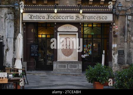 Esterno del ristorante Antica Focacceria San Francesco in Piazza San Francesco nella città di Palermo Foto Stock