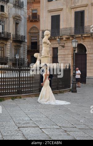 Sposi e sposi si guardano intimamente in Piazza Pretoria nella città di Palermo Foto Stock
