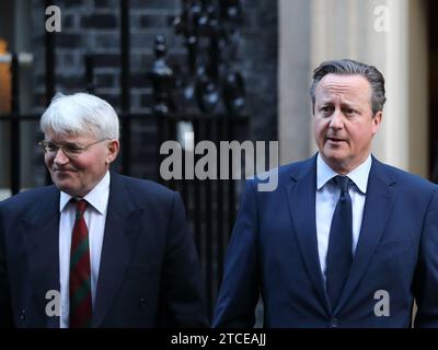 Londra, Regno Unito, 12 dicembre 2023. Lord David Cameron, Segretario di Stato per gli affari esteri, del Commonwealth e dello sviluppo e Andrew Mitchell, Ministro di Stato (sviluppo e Africa) lasciano il n. 10 dopo la riunione del Gabinetto. Crediti: Uwe Deffner/Alamy Live News Foto Stock