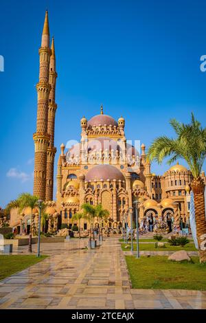 Moschea di al Sahaba nel vecchio mercato di Sharm El Sheikh, Egitto. Città egiziana turistica con un bellissimo tempio musulmano moderno. Moschea con minareti nel Foto Stock