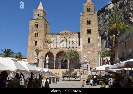 Vista della cattedrale medievale in pietra di Cefalù, vista dall'altra parte di Piazza del Duomo nel centro storico della città Foto Stock