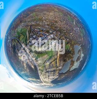 Luftbild, Ortsansicht Haltern-Mitte am Halterner Stausee, Morgennebel am Fluss Lippe und umgeben von herbstlichen Laubbäumen, Erdkugel, Fisheye Aufnahme, Fischaugen Aufnahme, 360 Grad Aufnahme, piccolo mondo, piccolo pianeta, fisheye Bild, Haltern-Stadt, Haltern am SEE, Ruhrgebiet, Nordrhein-Westfalen, Deutschland ACHTUNGxMINDESTHONORARx60xEURO *** Vista aerea, vista del centro di Haltern presso il serbatoio di Haltern, nebbia mattutina sul fiume Lippe e circondata da alberi decidui autunnali, globo terrestre, immagine fisheye, immagine fisheye, immagine a 360 gradi, piccolo mondo, piccolo pianeta, immagine fisheye, città di Haltern, Foto Stock