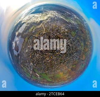 Luftbild, Ortsansicht Haltern-Mitte am Halterner Stausee, Morgennebel am Fluss Lippe und umgeben von herbstlichen Laubbäumen, Erdkugel, Fisheye Aufnahme, Fischaugen Aufnahme, 360 Grad Aufnahme, piccolo mondo, piccolo pianeta, fisheye Bild, Haltern-Stadt, Haltern am SEE, Ruhrgebiet, Nordrhein-Westfalen, Deutschland ACHTUNGxMINDESTHONORARx60xEURO *** Vista aerea, vista del centro di Haltern presso il serbatoio di Haltern, nebbia mattutina sul fiume Lippe e circondata da alberi decidui autunnali, globo terrestre, immagine fisheye, immagine fisheye, immagine a 360 gradi, piccolo mondo, piccolo pianeta, immagine fisheye, città di Haltern, Foto Stock