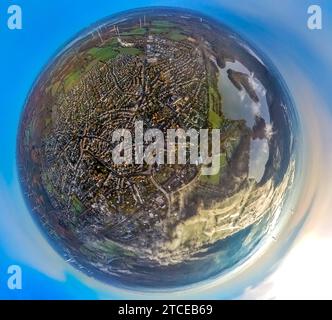 Luftbild, Ortsansicht Haltern-Mitte am Halterner Stausee, Morgennebel am Fluss Lippe und umgeben von herbstlichen Laubbäumen, Erdkugel, Fisheye Aufnahme, Fischaugen Aufnahme, 360 Grad Aufnahme, piccolo mondo, piccolo pianeta, fisheye Bild, Haltern-Stadt, Haltern am SEE, Ruhrgebiet, Nordrhein-Westfalen, Deutschland ACHTUNGxMINDESTHONORARx60xEURO *** Vista aerea, vista del centro di Haltern presso il serbatoio di Haltern, nebbia mattutina sul fiume Lippe e circondata da alberi decidui autunnali, globo terrestre, immagine fisheye, immagine fisheye, immagine a 360 gradi, piccolo mondo, piccolo pianeta, immagine fisheye, città di Haltern, Foto Stock