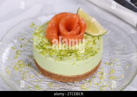 Antipasto timbale a base di avocado, montato con crema di formaggio soffice e lime su crosta corta con salmone. Un'ottima opzione per un menu delle vacanze. Foto Stock