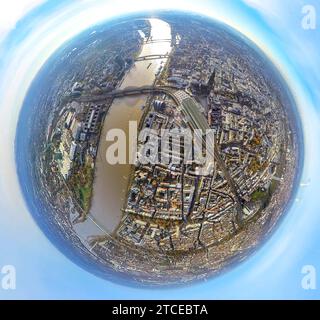 Luftbild, Mitte City und Altstadt mit dem Kölner Dom und dem Hauptbahnhof Hbf, Fluss Rhein und Ausflugsschiffe mit Hohenzollernbrücke und Deutzer Brücke, umgeben von herbstlichen Laubbäumen, Erdkugel, Fisheye Aufnahme, Fischaugen Aufnahme, 360 Grad Aufnahme, piccolo mondo, piccolo pianeta, fisheye Bild, Altstadt, Köln, Renania, Nordrhein-Westfalen, Deutschland ACHTUNGxMINDESTHONORARx60xEURO *** Vista aerea, centro città e centro storico con la cattedrale di Colonia e la stazione ferroviaria principale, fiume Reno e barche per escursioni con il ponte Hohenzollern e il ponte Deutz, circondati da alberi decidui autunnali Foto Stock