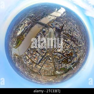 Luftbild, Mitte City und Altstadt mit dem Kölner Dom und dem Hauptbahnhof Hbf, Fluss Rhein und Ausflugsschiffe mit Hohenzollernbrücke und Deutzer Brücke, umgeben von herbstlichen Laubbäumen, Erdkugel, Fisheye Aufnahme, Fischaugen Aufnahme, 360 Grad Aufnahme, piccolo mondo, piccolo pianeta, fisheye Bild, Altstadt, Köln, Renania, Nordrhein-Westfalen, Deutschland ACHTUNGxMINDESTHONORARx60xEURO *** Vista aerea, centro città e centro storico con la cattedrale di Colonia e la stazione ferroviaria principale, fiume Reno e barche per escursioni con il ponte Hohenzollern e il ponte Deutz, circondati da alberi decidui autunnali Foto Stock