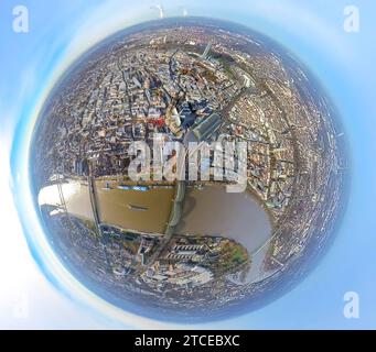 Luftbild, Fluss Rhein und Ausflugsschiffe mit Hohenzollernbrücke und Deutzer Brücke, Mitte City und Altstadt mit dem Kölner Dom und dem Hauptbahnhof Hbf, umgeben von herbstlichen Laubbäumen, Erdkugel, Fisheye Aufnahme, Fischaugen Aufnahme, 360 Grad Aufnahme, piccolo mondo, piccolo pianeta, fisheye Bild, Altstadt, Köln, Renania, Nordrhein-Westfalen, Deutschland ACHTUNGxMINDESTHONORARx60xEURO *** Vista aerea, fiume Reno e barche per escursioni con ponte Hohenzollern e ponte Deutzer, centro città e città vecchia con la Cattedrale di Colonia e la stazione principale Hbf, circondati da alberi decidui autunnali Foto Stock